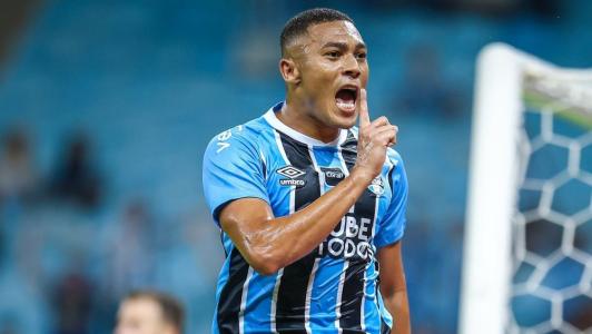 Carlos Vinicius celebra um de seus três gols
