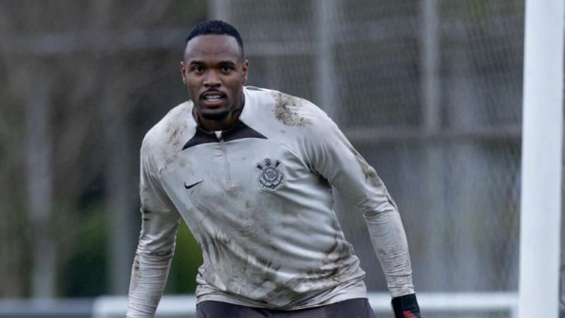 Próximo de sair, Carlos Miguel segue treinando como titular do Corinthians