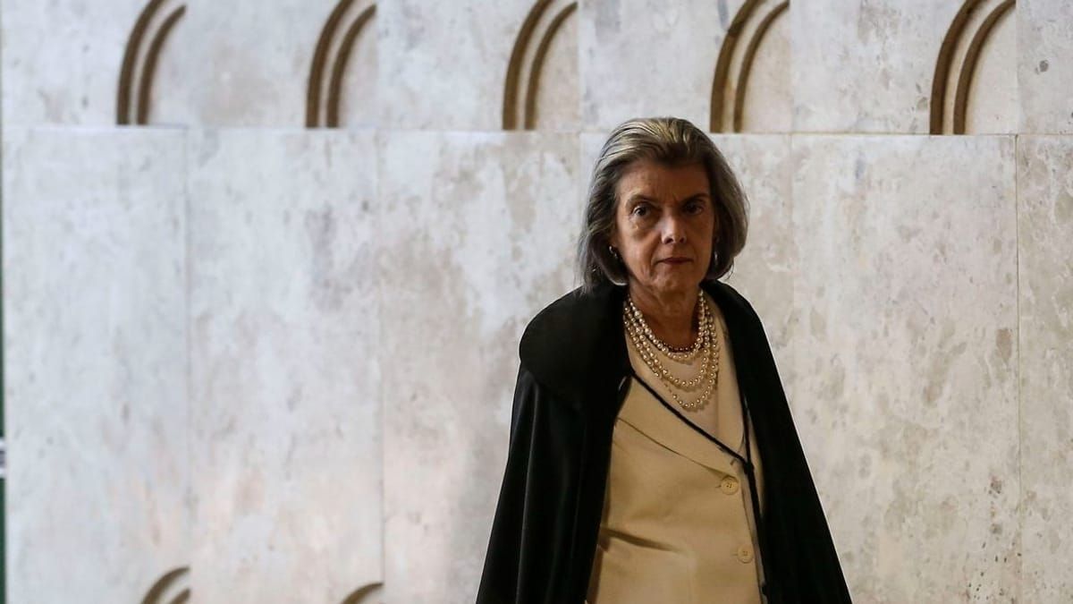 Cármen Lúcia assume o comando do TSE nesta segunda e enfrenta como desafios IA e fake news