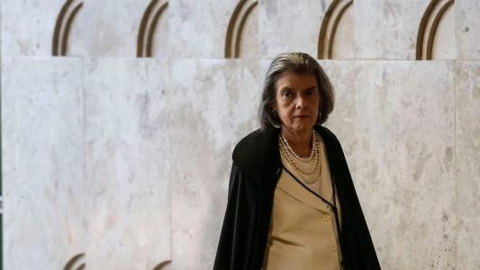 Cármen Lúcia agradeceu o apoio que recebeu dos pares nos últimos dias e disse que continuará julgando 'serenamente'
