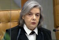 Cármen Lúcia acompanha Moraes para condenar Eduardo Bolsonaro por difamação