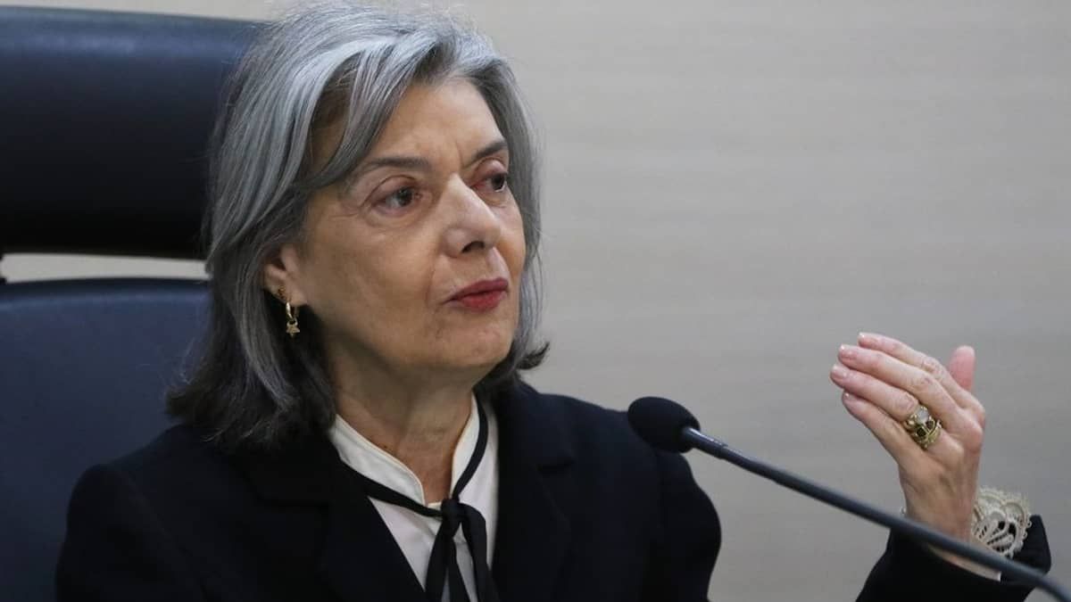 Cármen Lúcia manda 5 processos contra Bolsonaro para Justiça do DF
