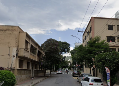 Ela estava em um pequeno quarto, sem janelas, sem banheiro, com poças de urina e fezes espalhadas pelo cômodo