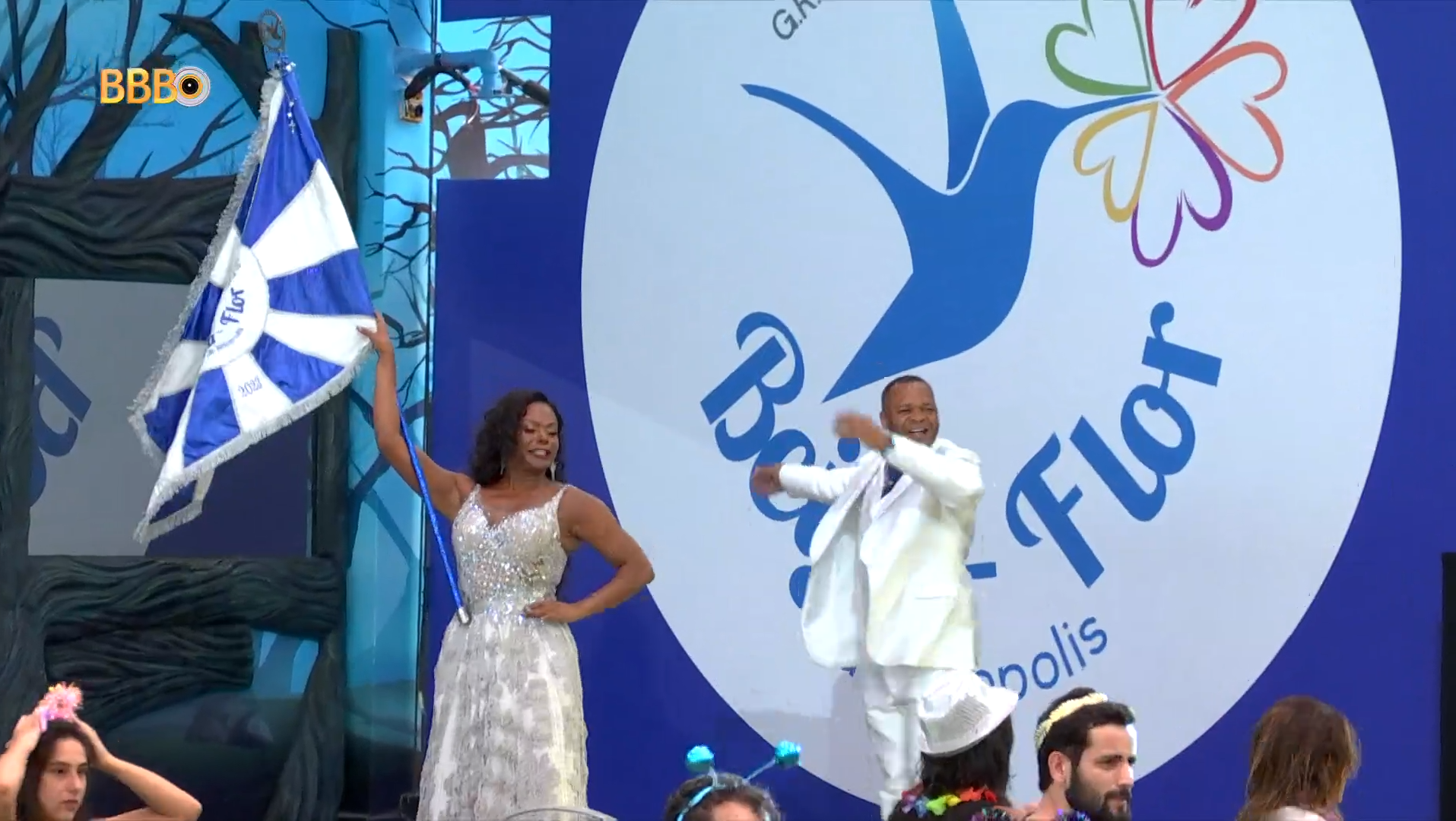 Brothers são acordados pela Beija-flor em Carnaval antecipado no BBB 24; veja