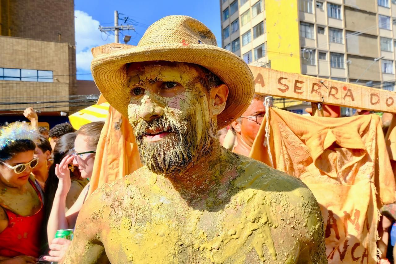 Carnaval 2024: sujos de lama, foliões curtem o bloco Unidos do Barro Preto em BH