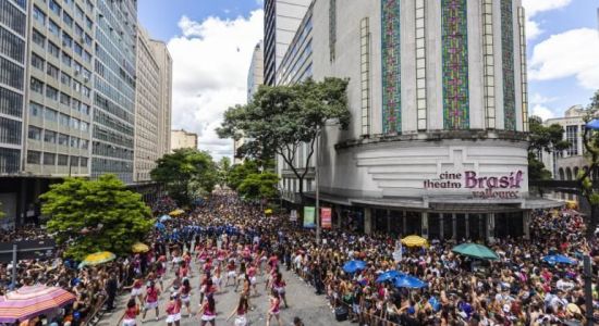 Blocos de carnaval desfilam pela Avenida Afonso Pena