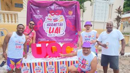 Foto mostra foliões aproveitando o bloco Arrastão da Uai e Bateria Show Uai Que Cola