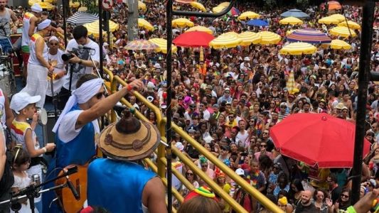 No mês de fevereiro, o período carnavalesco não é feriado em todo o Brasil