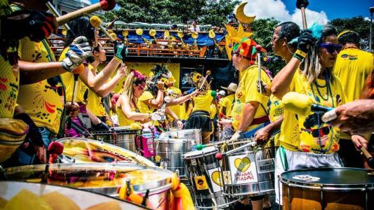 Carnaval fora de época? Coletivo divulga programação de ensaios de blocos que acontecem neste final de semana
