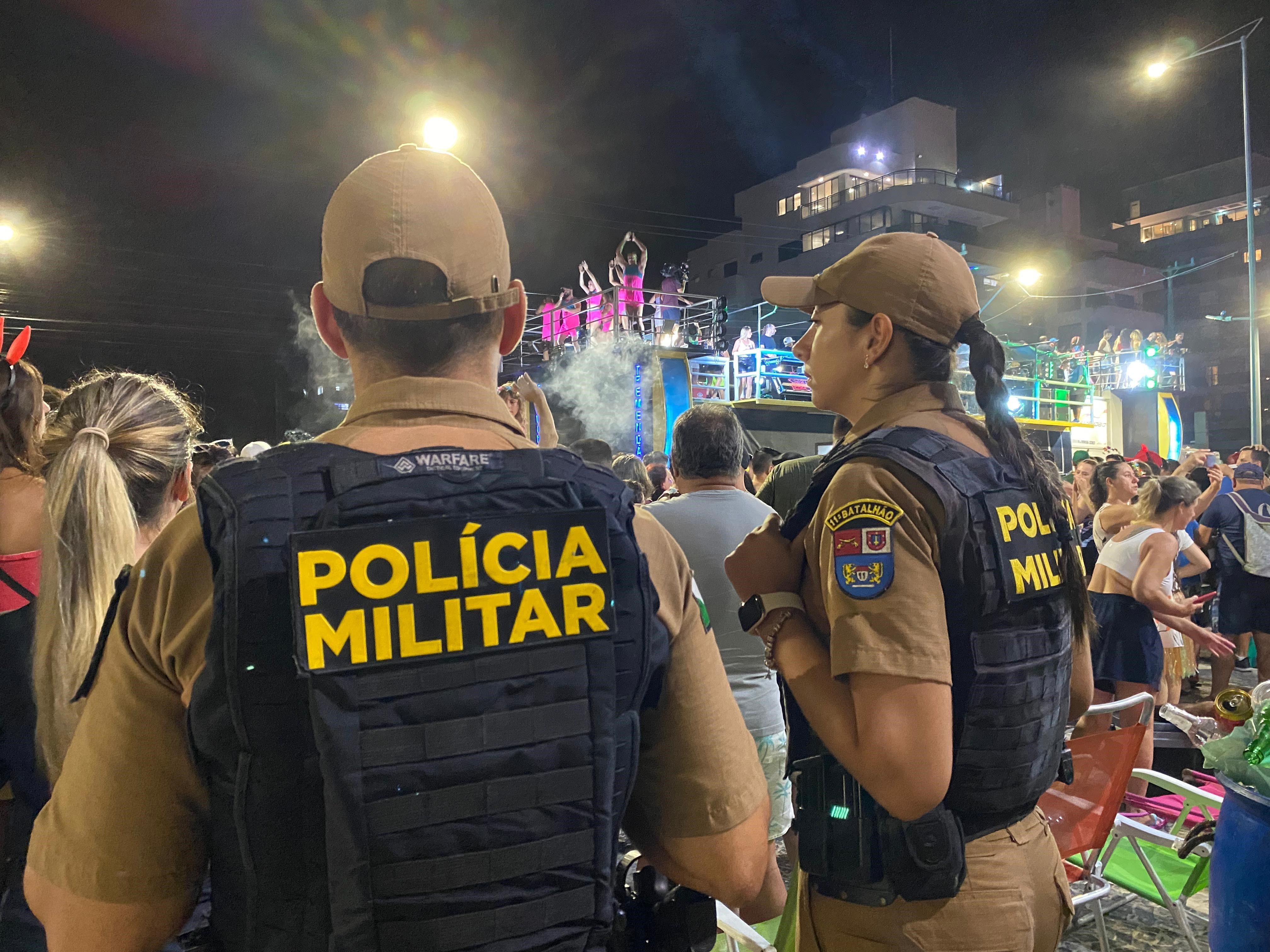 Mulher é presa após jogar leite materno em PM no Carnaval, no Paraná