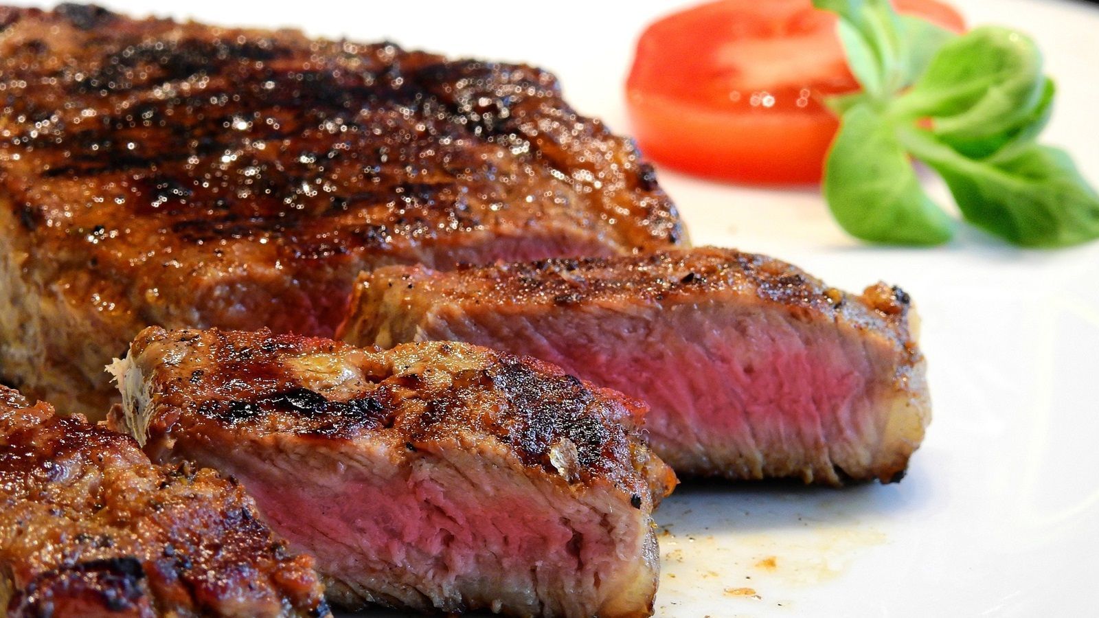 Homem morre engasgado com pedaço de carne enquanto bebia em bar no Barreiro, em BH