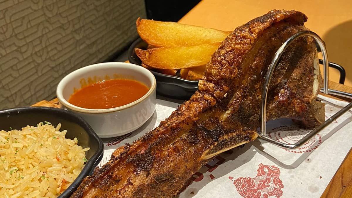 Novidade no Outback, Tomahawk reúne maciez, crocância e faz match perfeito com molho de goiabada