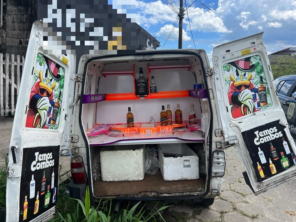 Três jovens são presos por vender bebidas falsificadas e drogas em orla de praia