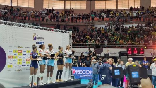 Carol é a única representante do Praia na seleção da Superliga