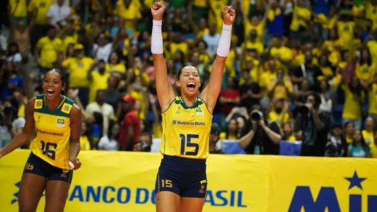 Carol e Kisy, jogadoras da Seleção Brasileira