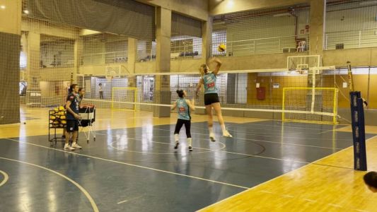 Carol Gattaz treina com bola no Minas