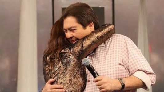Carol Nakamura e Faustão no extinto programa da Globo