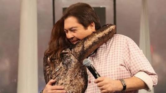 Carol Nakamura e Faustão no extinto programa da Globo