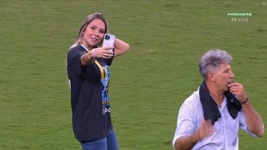 Carol Portaluppi e Renato Gaúcho em campo após título do Grêmio