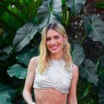 Carolina Dieckmmann faz festa com elenco de Vale Tudo; Bella Campos e Cauã ficam de fora