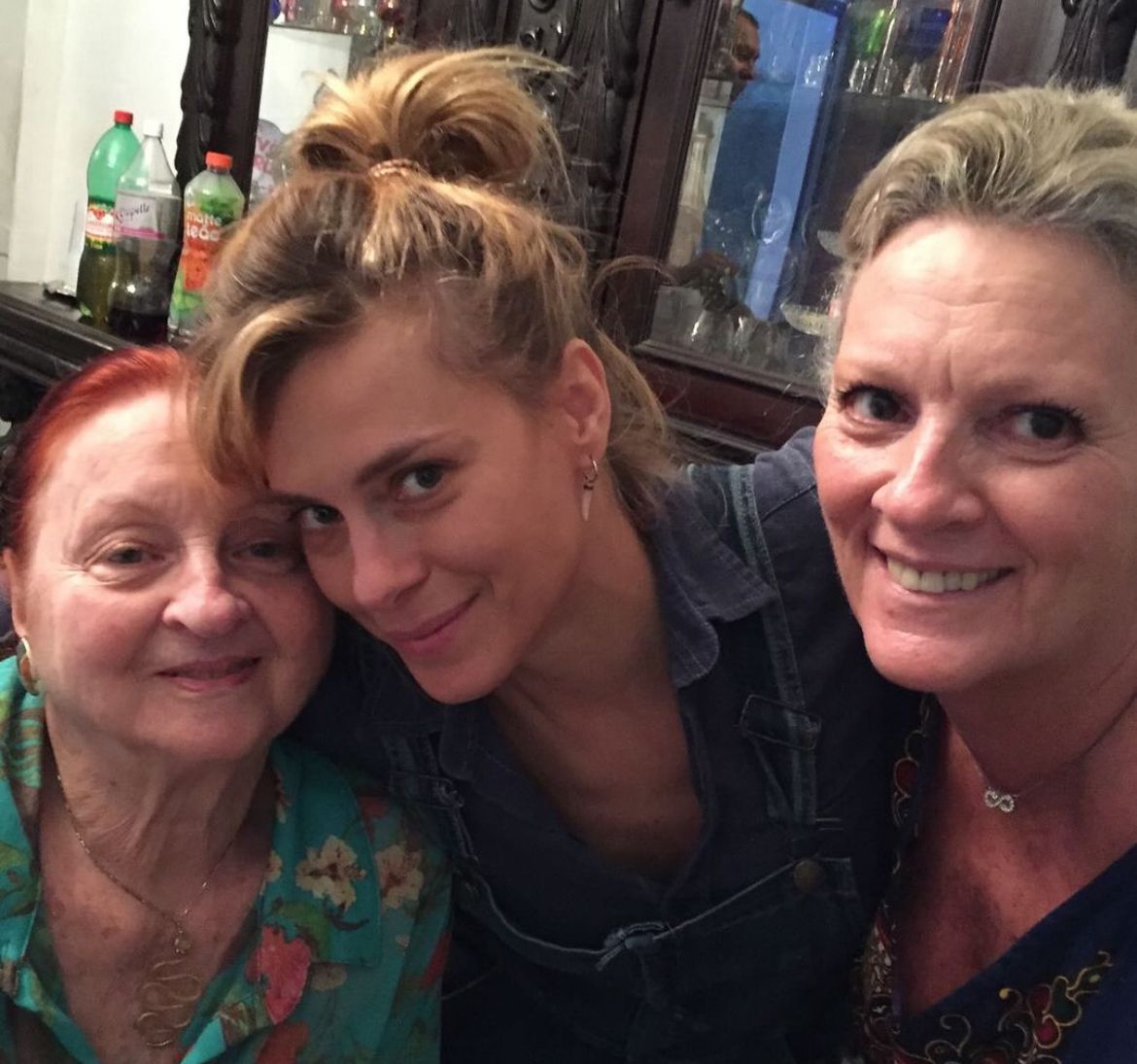 Atriz Carolina Dieckmann se despede da avó exatos 5 anos após morte da mãe