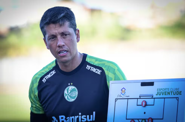 Denilson rasga elogios a Carpini e avalia possível transferência para o Cruzeiro