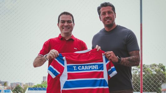 Thiago Carpini (à dir.) posa com camisa do Fortaleza ao lado do CEO Marcelo Paz