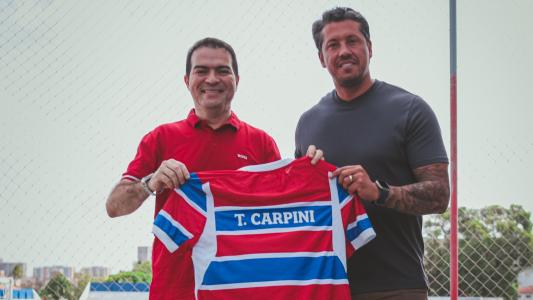 Thiago Carpini (à dir.) posa com camisa do Fortaleza ao lado do CEO Marcelo Paz