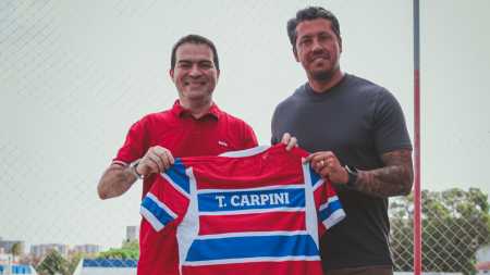 Thiago Carpini (à dir.) posa com camisa do Fortaleza ao lado do CEO Marcelo Paz
