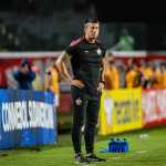 Carpini reage à derrota histórica no Barradão e sai em defesa de elenco do Vitória