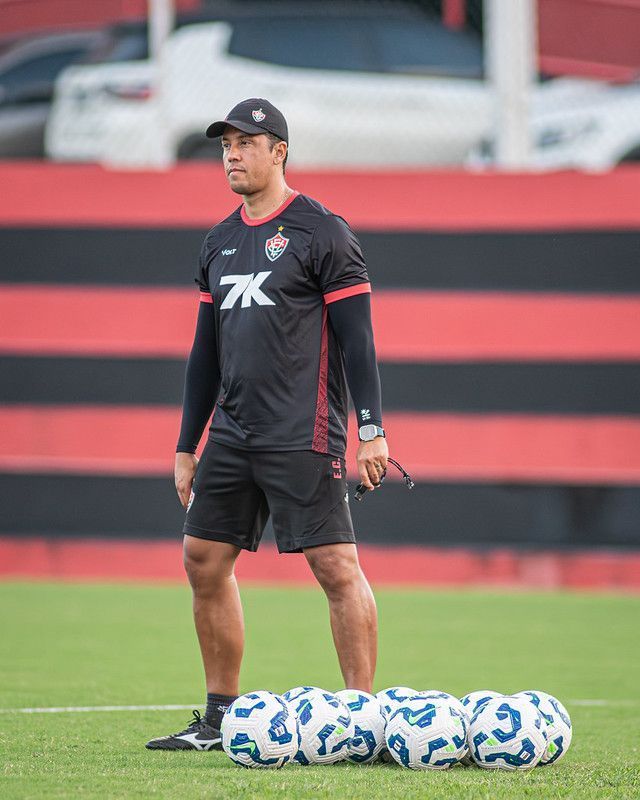 Thiago Carpini é demitido do Vitória após eliminação na Copa do Nordeste
