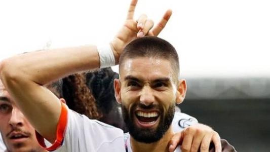 Carrasco comemora gol em vitória da Bélgica contra o Azerbaijão, em Baku