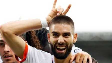 Carrasco comemora gol em vitória da Bélgica contra o Azerbaijão, em Baku