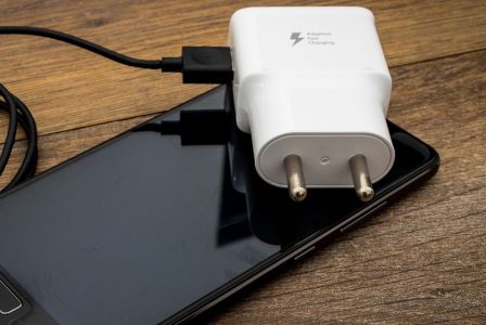 Foto mostra carregador de celular