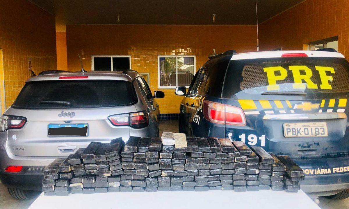 BR-267: PRF apreende 112 kg de maconha em veículo roubado