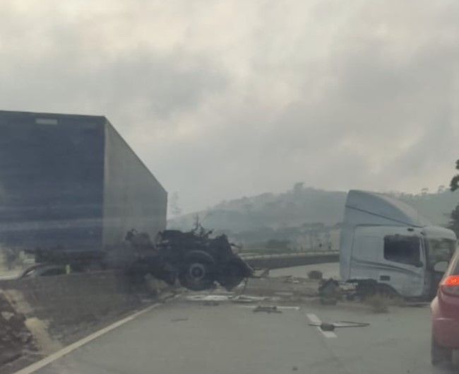 Acidente com carreta fecha a BR-040 na região Central de MG nesta segunda-feira (16)