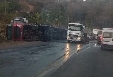 Vídeo: carreta bitrem tomba na BR-381 e complica o trânsito na Grande BH