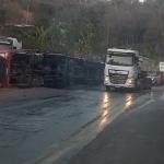 Vídeo: carreta bitrem tomba na BR-381 e complica o trânsito na Grande BH