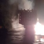 Carreta com mais de mil botijões de gás pega fogo na BR-381 