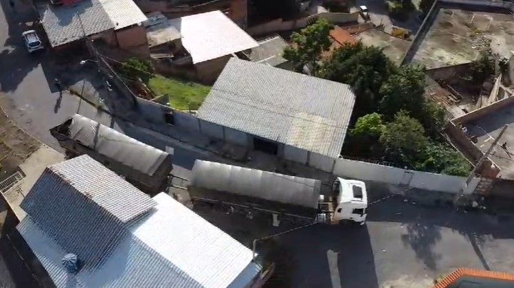 Vídeo: carreta derruba postes, motorista tenta fugir e fica preso em rua sem saída de BH