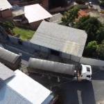 Vídeo: carreta derruba postes, motorista tenta fugir e fica preso em rua sem saída de BH