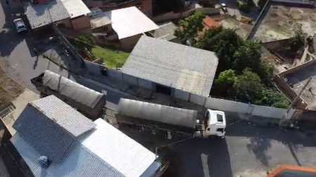 Carreta ficou 'presa' em rua sem saída em BH