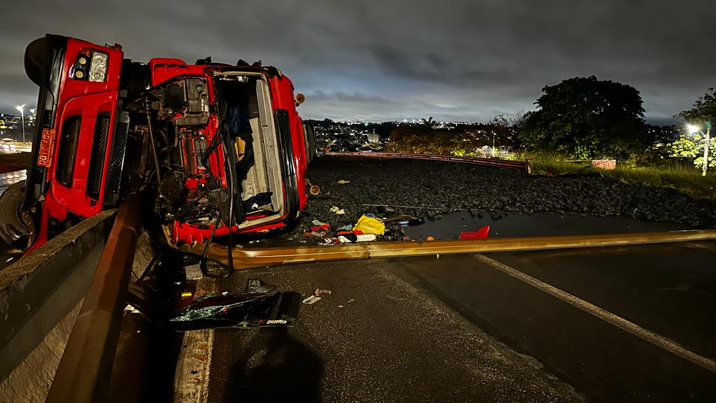 Anel Rodoviário, em BH, é interditado após carreta com 27 toneladas de carvão tombar