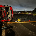 Anel Rodoviário, em BH, é interditado após carreta com 27 toneladas de carvão tombar