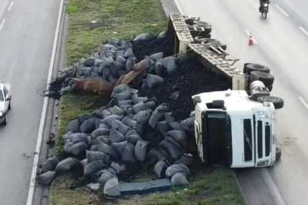 Acidente bloqueou uma faixa do Anel Rodoviário de BH