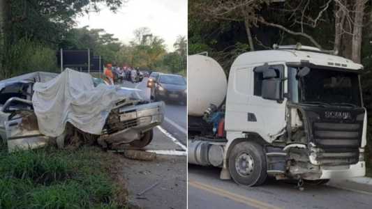 Carreta atingiu a frente e a lateral do Palio