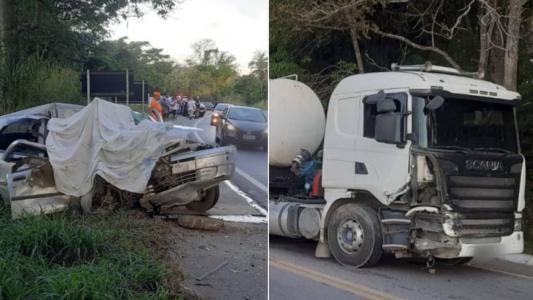 Carreta atingiu a frente e a lateral do Palio