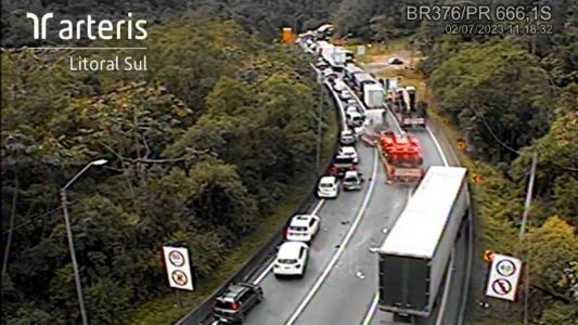 Carreta atingiu quinze veículos e ao menos seis pessoas ficaram feridas