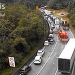 Vídeo: carreta desgovernada atinge quinze veículos em rodovia no Sul do Brasil