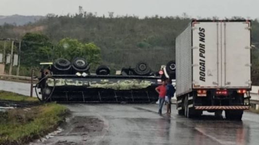Carreta atravessou completamente a pista, bloqueando o trânsito